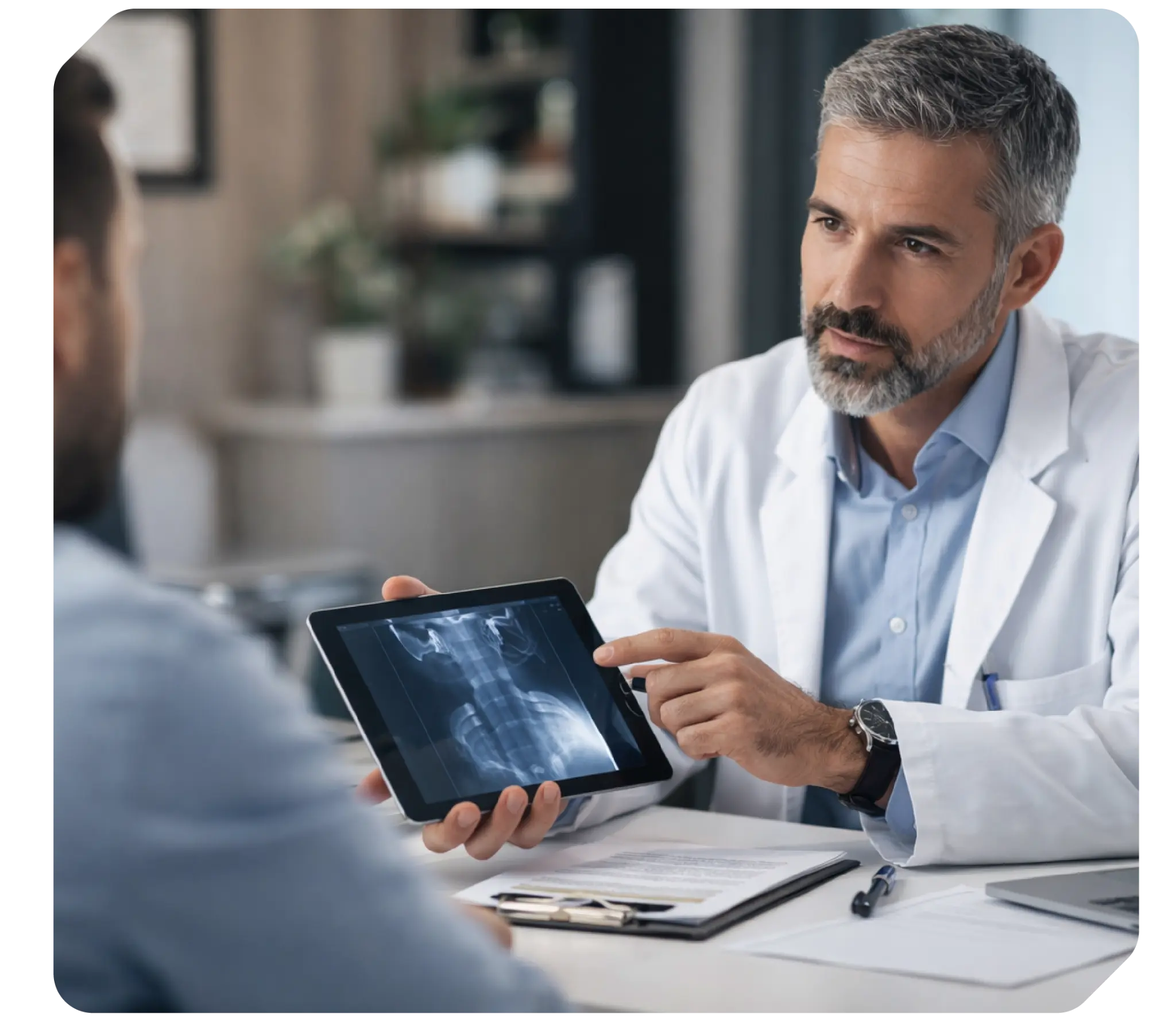 Profissional de saúde em consulta no próprio consultório